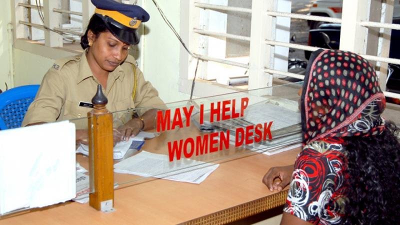 गृहमंत्रालय ने देश भर के पुलिस थानों में महिला हेल्प डेस्क बनाने के लिए निर्भया फंड से 100 करोड़ रुपये स्वीकृत किये हैं। यह योजना राज्य व केंद्र शासित प्रदेशों द्वारा अमल में लाई जाएगी।  क्या किया जाएगा महिला हेल्प डेस्क थानों में महिलाओं के लिये अनुकूल माहौल बनाने में मदद करेंगी। ये हेल्प डेस्क महिलाओं के लिए एकमात्र और पहला संपर्क बिंदु होंगे। यहाँ महिला पुलिस अफसरों की ही तैनाती की जाएगी। गृह मंत्रालय के अधिकारियों के मुताबिक महिला हेल्प डेस्क पर तैनात होने वाली महिला अफसरों को महिलाओं के प्रति संवेदनशील 